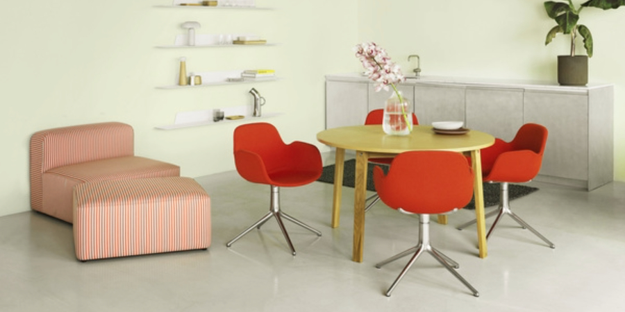 Beistellstühle mit Formschale in Rot und Gestell in Chrom in Konferenzraum. 